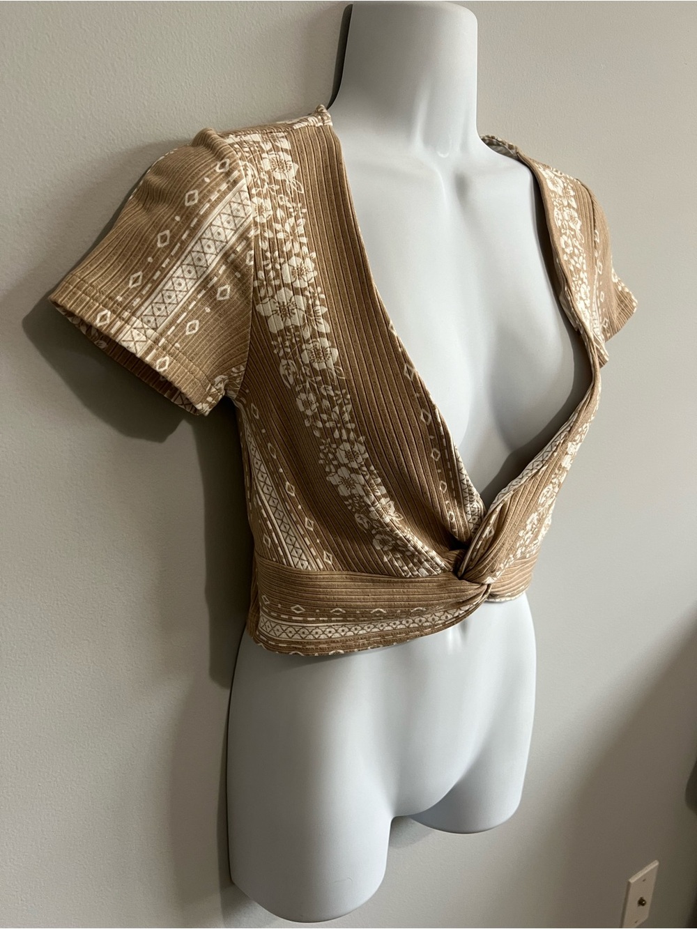 XS/S Light Brown & White Ribbed Floral Crop Top with Short Sleeves & Front Knot - Picture 3 of 7